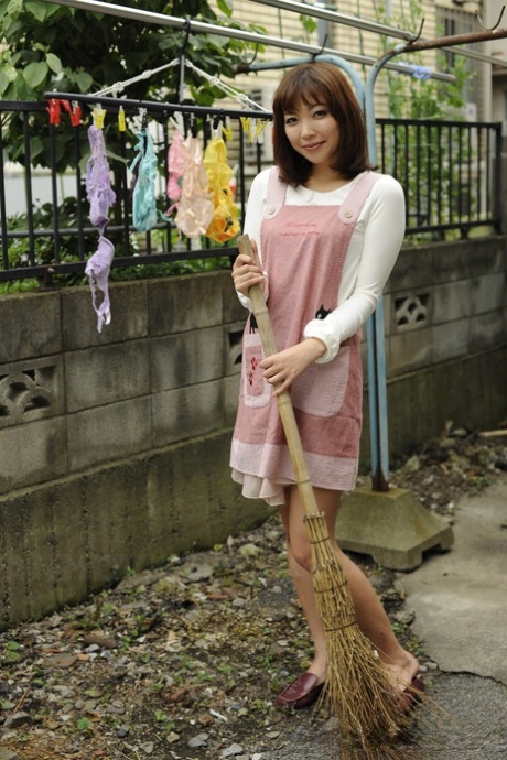 Den japanske skønhed Juri Kitahara viser sin perfekte røv, efter at hun har skåret den trimmede busk af