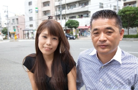 La giapponese Haruka Nakamura si toglie le mutandine di cotone bianco mentre si spoglia