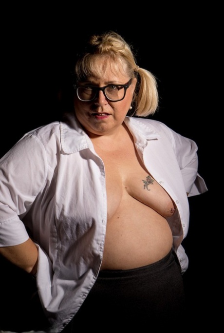 Blonda feta Lexie Cummings rör vid sina små bröst medan hon bär glasögon