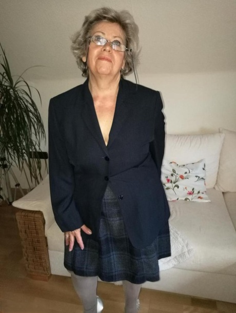 Viejo abuelita dildos su coño en sheer nylons y garter ensemble