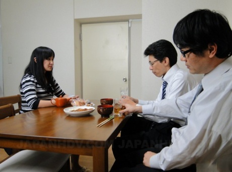 Японская жена Риса Курокава вступает в половую связь на глазах у своего мужа-рогоносца