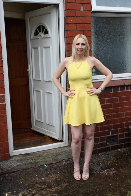 Blonde Amateurin Tracey Lain blinkt außerhalb ihres Hauses vor tiefem Analfick