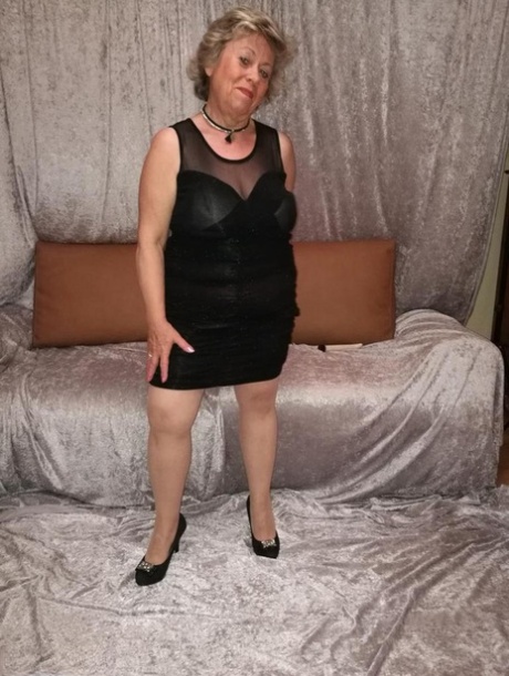La nonnina arrapata Caro si alza il vestito per masturbarsi in calze di nylon e tacchi