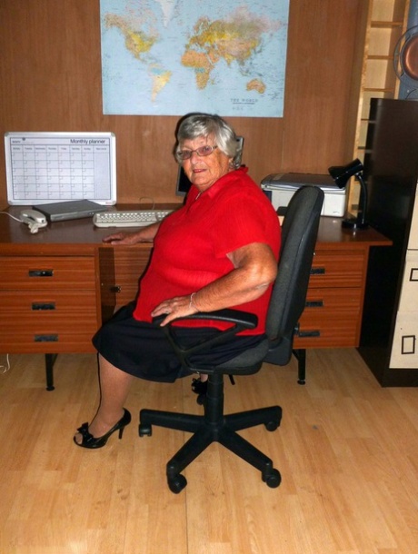 肥満の英国人おばあちゃん、リビーが全裸でパソコンデスクに立つ