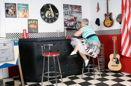 Старая американка Савана обнажила свою большую задницу в подвальном баре