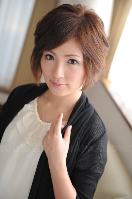 Japanse vrouw Kaede Oshiro trekt keukenschort aan terwijl ze naakt poseert