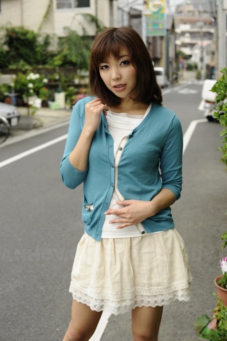 Горячая японская девушка-модель в юбке длиной до бедра на улице