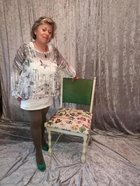 Velká prsatá Oma Caro si stáhne spodní prádlo a ukáže svůj velký zadek v nylonkách