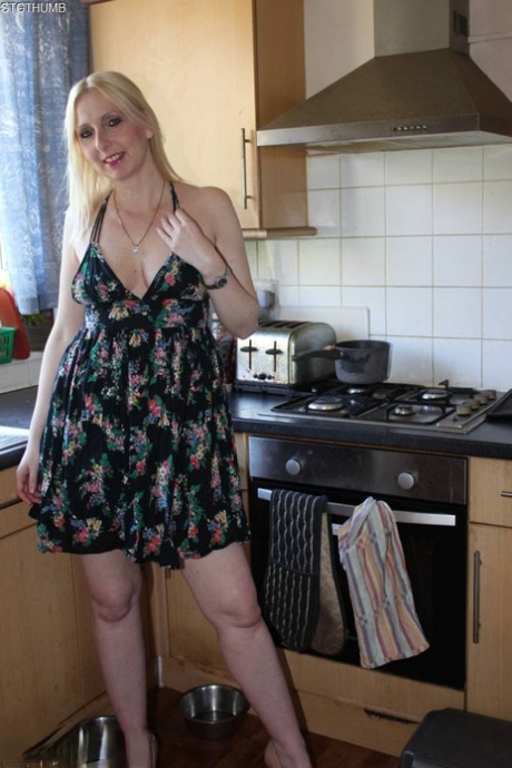 UK amateur Tracey Lain druppelt sperma van haar tong na POV anale seks