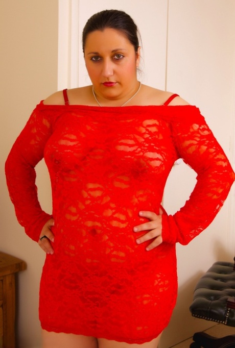 Amateur plumper Kimberly Scott verliest haar natuurlijke tieten van een rode jurk
