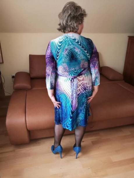 Madura mujer hikes hasta su vestido a finger follada su moist castor en nylons