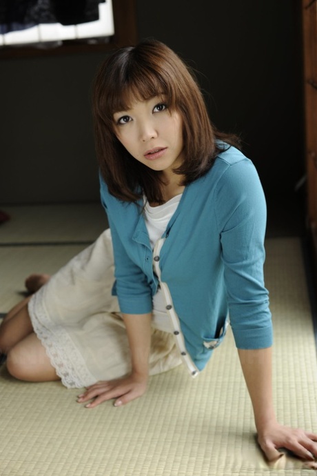 Den japanske solopige Juri Kitahara viser forsigtigt sin trimmede fisse frem