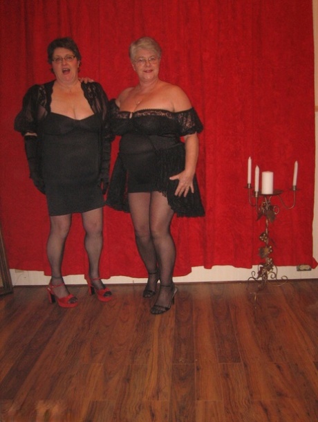 Girdle Goddess, une mamie aux gros seins, et sa copine lesbienne s