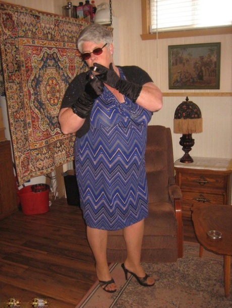 胖奶奶束腰女神戴墨镜、手套和连裤袜，一丝不挂