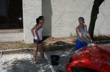 Nastoletnia dziwka Ashley Storm myje swój samochód za cenę ręcznej robótki