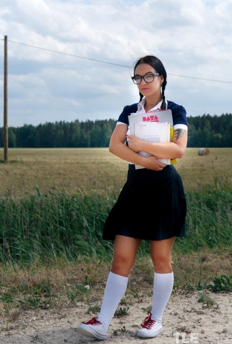 La colegiala Lola Ash se quita las bragas de la falda antes de masturbarse en el edificio