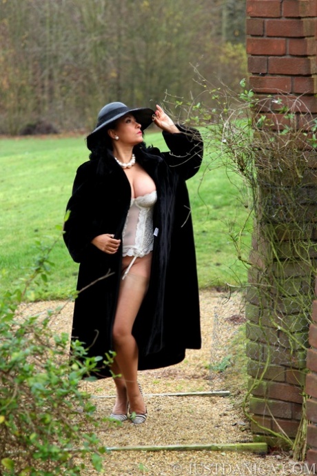 Danica Collins, une femme mûre et élégante, libère ses gros seins et ses fesses de son manteau de fourrure.