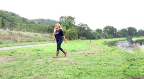 Dikke blonde meid Jenna Lovely hurkt voor een plasje naast een bankje langs de weg