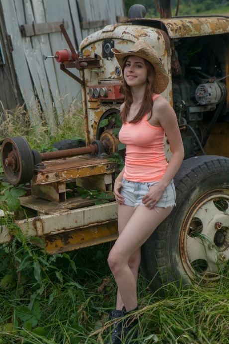 红头发的业余爱好者伊娃-格林戴着草帽在一辆箱式车前兜售她的肥臀