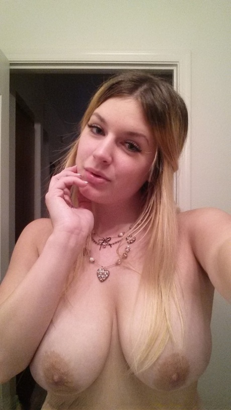 Danielle, amateur met grote borsten, neemt naakte selfies in huis.