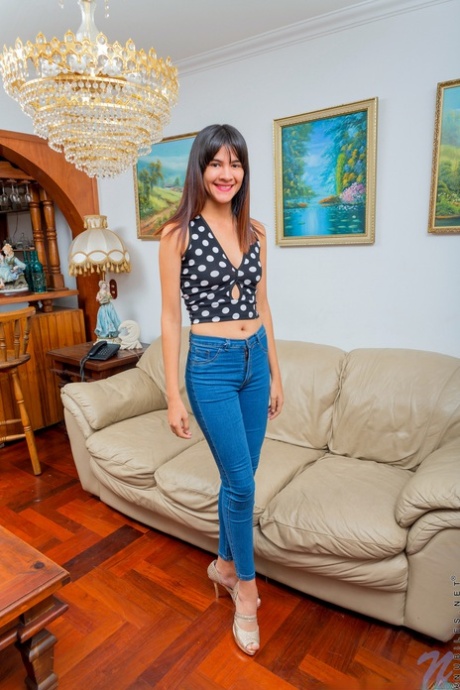 Lieve tiener Lucia Castillo trekt strakke jeans uit voordat ze alleen masturbeert