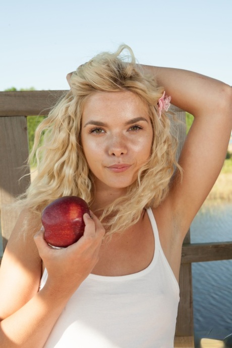 Blonde Teen Moon zieht OTK-Socken aus, um beim Picknick völlig nackt zu werden