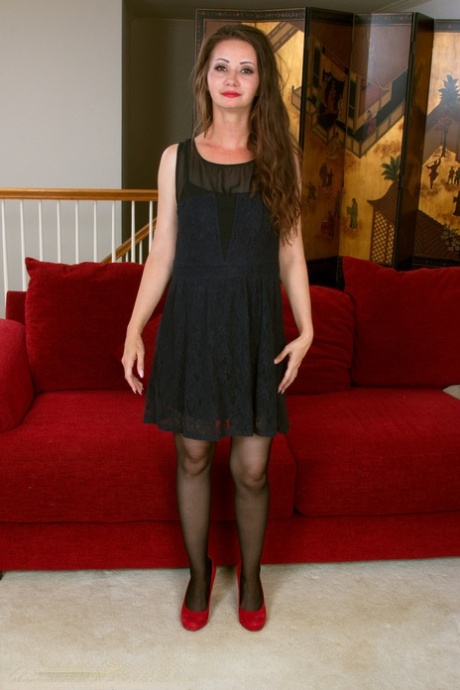 30 plus kvinnliga Mia Molly tar bort strumpbyxor för att avsluta klä av sig