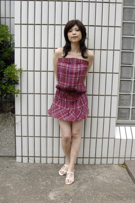 Japońska modelka Kurumi Katase pokazuje majtki upskirt w plenerze