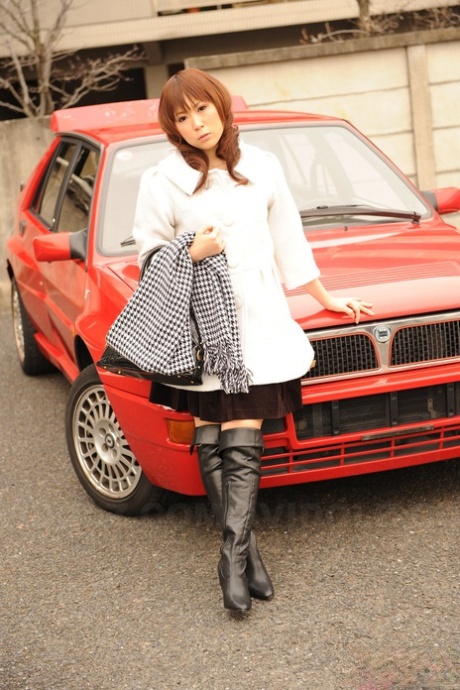 Le mannequin japonais Yuko Morita montre ses jambes dans des bottes noires.