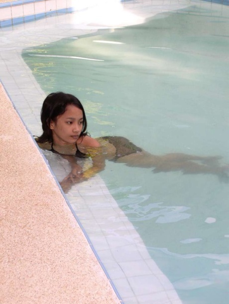 Young Filipino girl girl removes her bikini while sucking cock in the pool