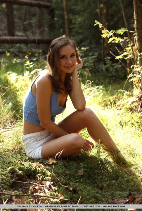 Ładna nastolatka Galina A obnaża swój ciasny tyłek, gdy rozbiera się na leśnej podłodze