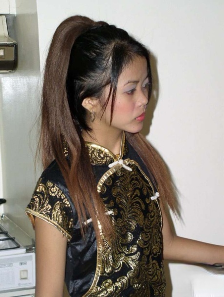 Liten thailändsk tjej får sperma på vackert ansikte efter sex i köket