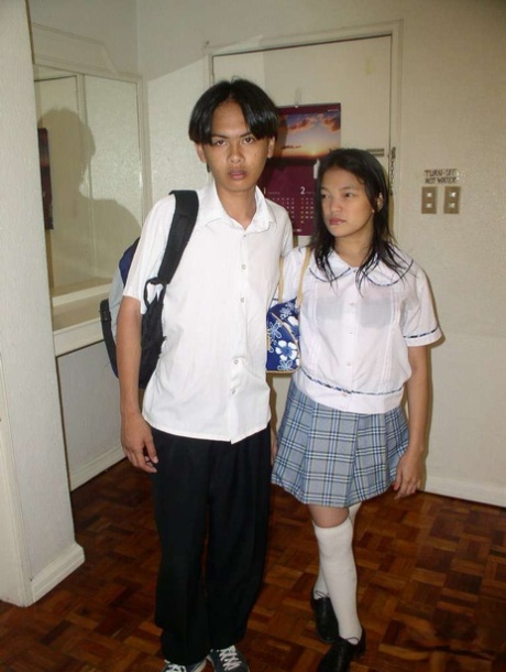Asiatisk skolflicka knullar sin pojkvän efter lektionen i vita knästrumpor