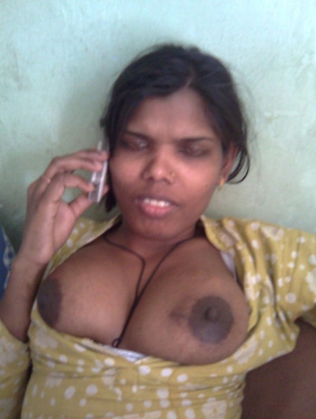 Индийские девушки обнажают свои большие груди и влагалища на кроватях