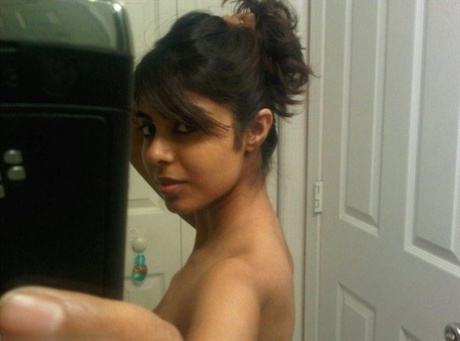 Smuk indisk pige afslører sine flotte bryster, mens hun tager selvbilleder i et spejl