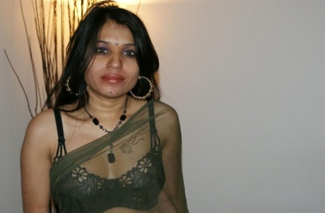 Indická MILF Kavya Sharma se zbavuje oblečení a obnažuje se na gauči