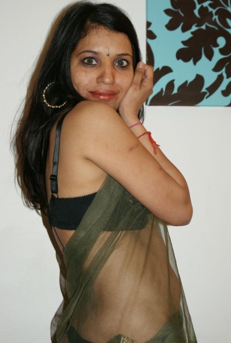 La MILF indiana Kavya Sharma si libera dei suoi vestiti per mettersi nuda su un divano