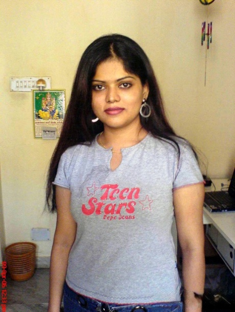 Drobna Hinduska odsłania duże piersi po zdjęciu niebieskich dżinsów