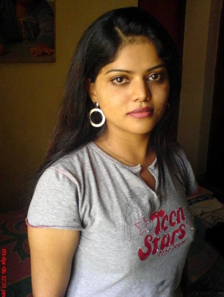 Drobna Hinduska odsłania duże piersi po zdjęciu niebieskich dżinsów