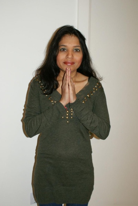 Indiase MILF Kavya Sharma ontbloot haar natuurlijke tieten alvorens haar kale kut te tonen