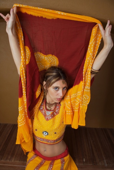 Una dilettante indiana si libera degli abiti tradizionali per un servizio fotografico di nudo
