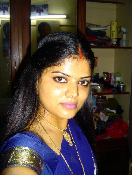 Une jolie Indienne libère ses seins naturels des vêtements traditionnels