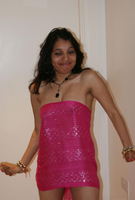 インドの熟女カヴィヤ・シャルマ、オフショルダーのドレスを着て裸足に