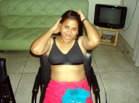 Fette indische Frau entblößt ihre natürlichen Titten, wenn sie völlig nackt ist