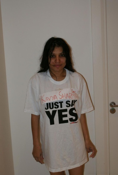 Индийская женщина Кавия Шарма поднимает футболку, чтобы показать свое влагалище и натуральные сиськи