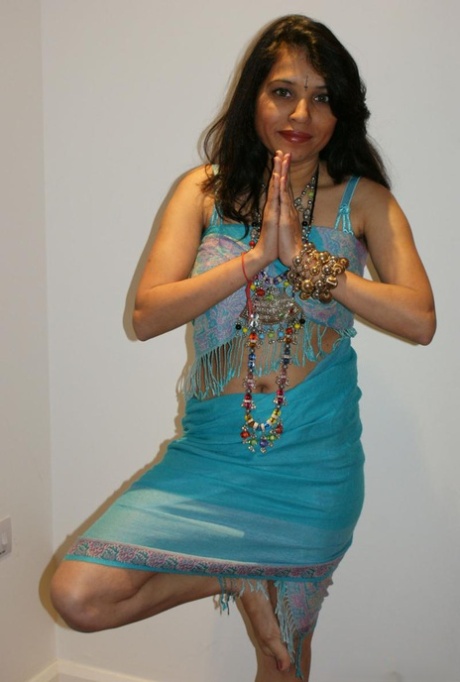 Den indiske solopige Kavya Sharma lægger hænderne på sin bare røv efter at have klædt sig af