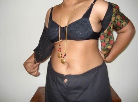 Индийская женщина с избыточным весом садится в кресло после снятия одежды
