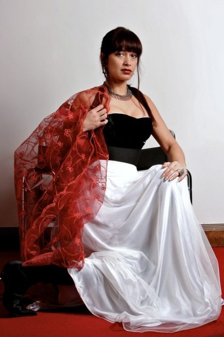 Sedutora beleza indiana liberta as suas mamas firmes enquanto usa uma saia comprida