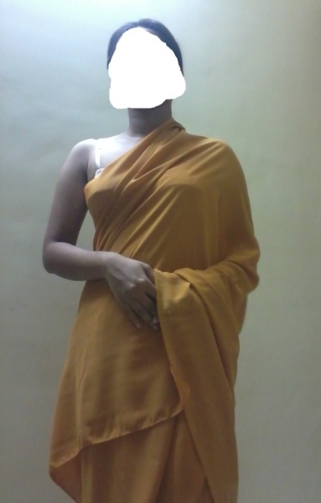 Indisches Solomädchen posiert in ihrem Büstenhalter mit unscharfem Gesicht