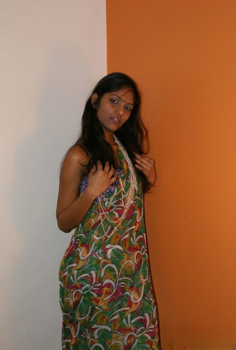 Schlanke indische Amateurin Divya Yogesh entblößt natürliche Titten, während sie sich auszieht